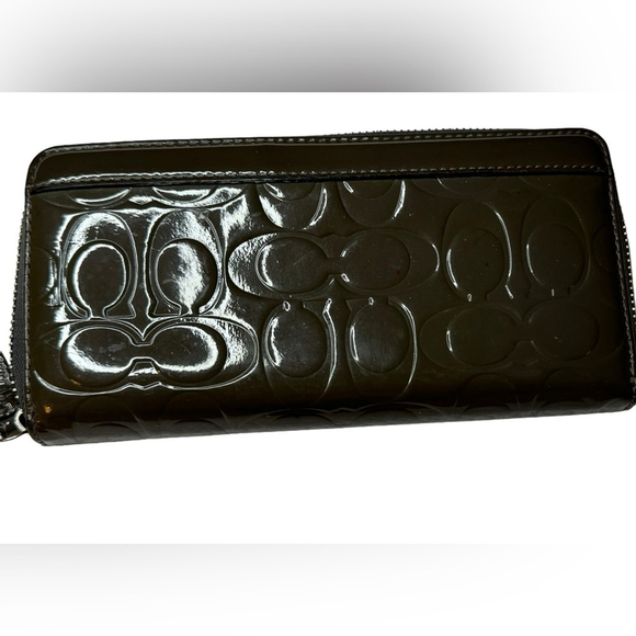 Coach Zip Around Wallet Wristlet. Embossed Glossy Patent green - Picture 2 of 5